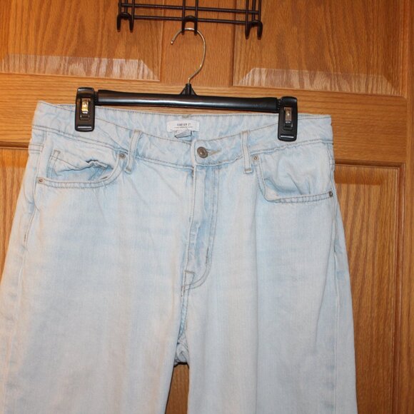 Forever 21 Premium Light Wash Relaxed Fit Jean - Size 29 - Picture 2 of 11